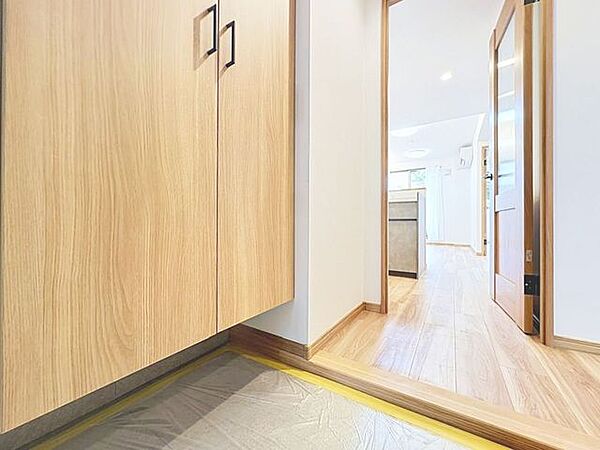 「玄関」家の中でお客様を迎える最初の場所である玄関。豊富な玄関収納で、常に綺麗に保つことが出来ます。