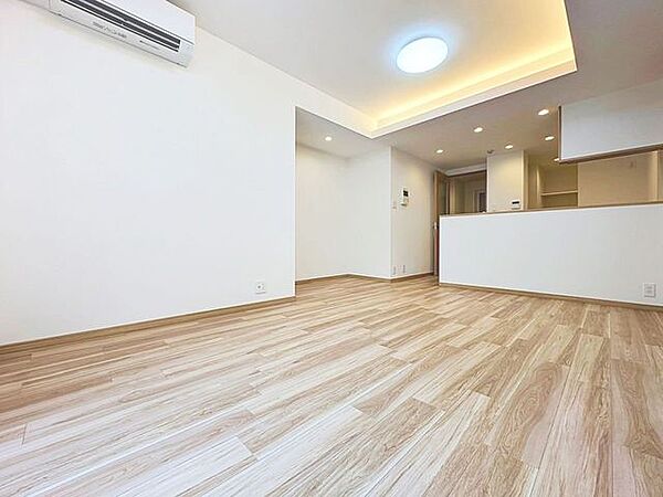 「インテリア映えする内装。」お部屋全体が優しく柔らかな色合いとなっていて、お家時間を穏やかに過ごせる空間が広がっています。