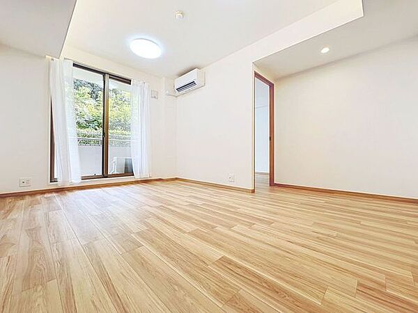 「南東向き。陽当り良好。」大きな窓辺からの日差しが暖かい室内は、自然と住まう人の気分も明るくなり、リビングでの素敵なワンシーンが演出されます。