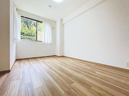 「明るい居室」主寝室は十分な広さに加えて、快適に目覚められるよう、大きな採光窓を設けました。