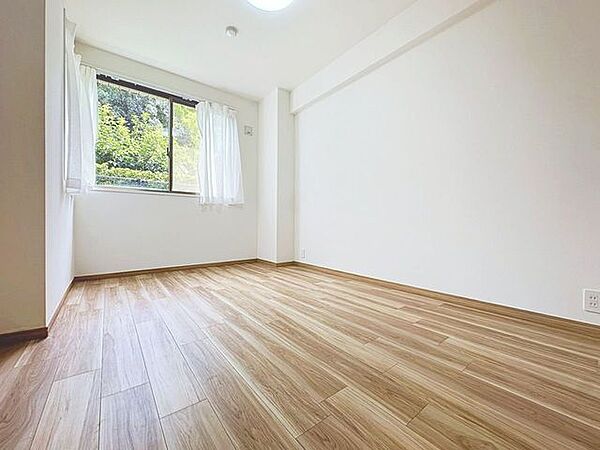 「明るい居室」主寝室は十分な広さに加えて、快適に目覚められるよう、大きな採光窓を設けました。