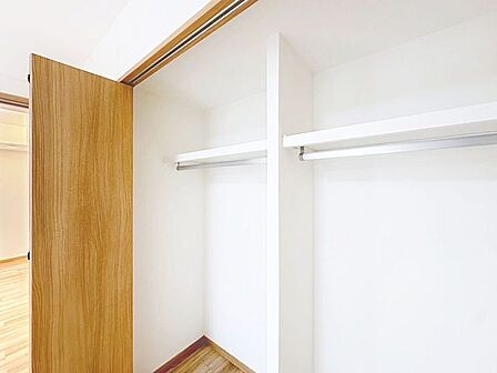 「スッキリ収納の居室」大きなクローゼットには季節ものの洋服などを収納できるので、お部屋はすっきり広々と使うことができます。