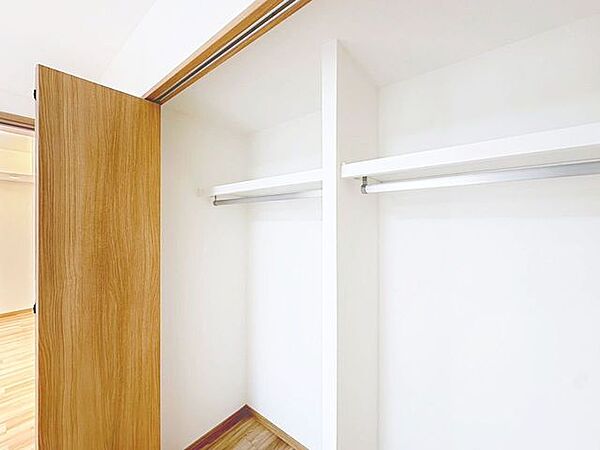 「スッキリ収納の居室」大きなクローゼットには季節ものの洋服などを収納できるので、お部屋はすっきり広々と使うことができます。