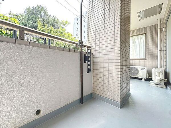 「バルコニー」大きな空に囲まれた気持ちのいい住まい。バルコニーを覗くだけで圧倒的な開放感に包まれます。
