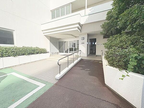 「エントランス入口」気品を感じることのできるエントランス部分。手様々な居住者様への配慮がなされているので、安心して快適にお使いいただけます。