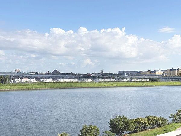 「眺望」都心にいながら緑に囲まれ、自然を感じることのできる穏やかな住戸です。日々の喧騒を忘れ、落ち着いたひと時をお過ごしください。