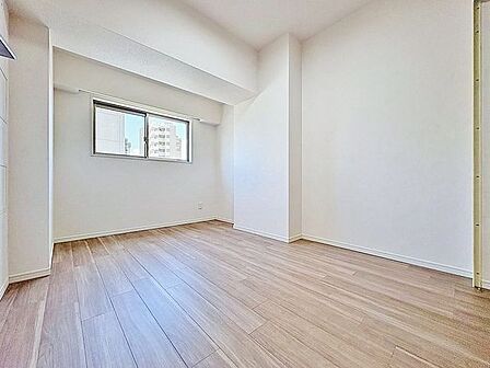 「居室」お子様の成長に合わせて机やベットを自由にレイアウトできるようにと、小さな自立心を育むお部屋作りを見越してご覧下さい。
