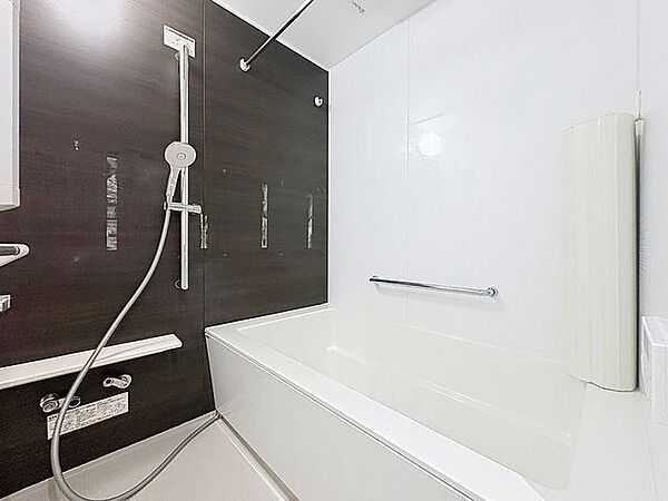 「～ホっと一息～快適バスルーム」一日の疲れを癒す貴重なバスタイム。ゆったりと足を伸ばして入浴することが可能な広さです。