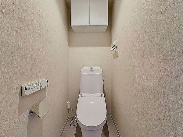 「リフォーム済・トイレ」トイレ関係の設備も一新されています。もちろん温水洗浄機能付き便座です。