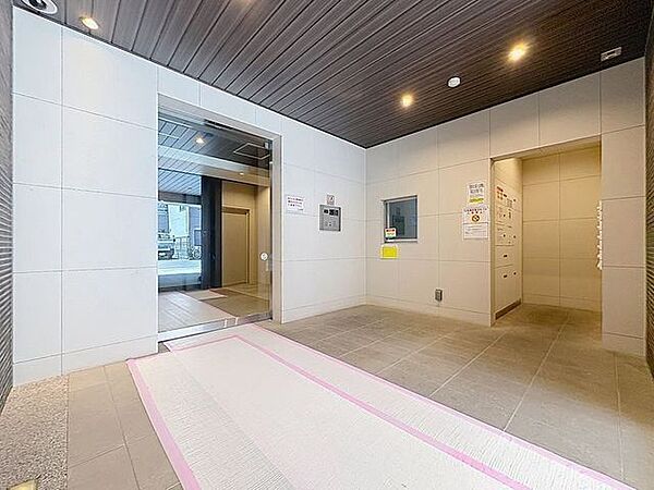 「エントランス」マンションのエントランスなど共有部分は、清掃が行き届いており、キレイな状態です。管理体制がしっかりしているからこそ。