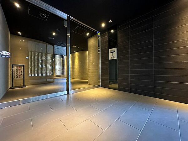 「エントランス」マンションのエントランスなど共有部分は、清掃が行き届いており、キレイな状態です。管理体制がしっかりしているからこそ。