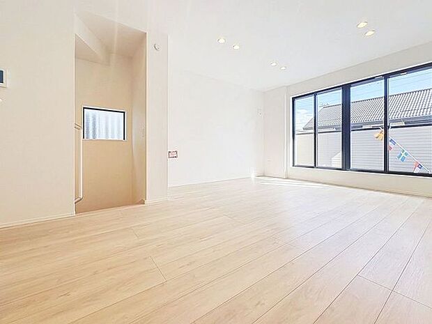 「南向き。陽当り良好。」大きな窓辺からの日差しが暖かい室内は、自然と住まう人の気分も明るくなり、リビングでの素敵なワンシーンが演出されます。