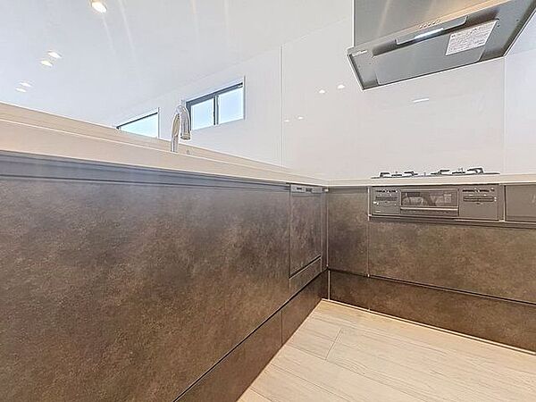 「オープンキッチン」お部屋の雰囲気に溶け込む、インテリアの一部のようなオープンキッチンです。リビングにいるご家族とのおしゃべりを楽しみながらの作業が可能です。
