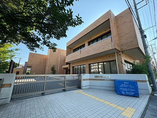 徒歩4分。浦安市立図書館堀江分館 260m