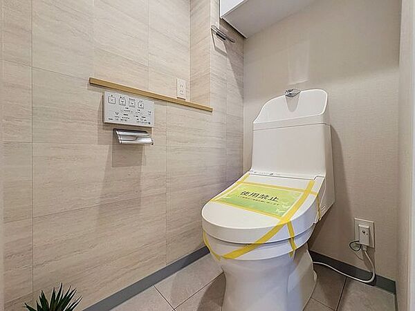 「温水洗浄便座付きトイレ」トイレは快適な温水洗浄便座付です。清潔感のあるホワイトで統一しました。いつも清潔な空間であって頂けるよう配慮された造りです。