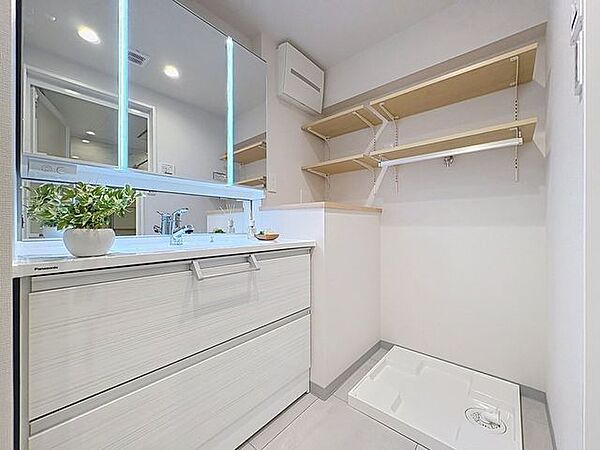 「リフォーム済・洗面台」大きな鏡で朝の準備もばっちり。収納も多く、洗剤など日用品の保管にも便利です。