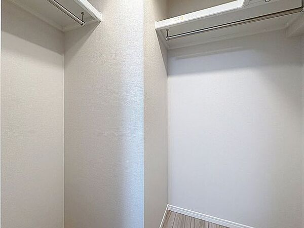 「ウォークインクローゼット」たっぷりと荷物が入るよう、ウォークインクローゼットを完備いたしました。