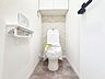 トイレ：「温水洗浄便座付きトイレ」トイレは快適な温水洗浄便座付です。清潔感のあるホワイトで統一しました。いつも清潔な空間であって頂けるよう配慮された造りです。