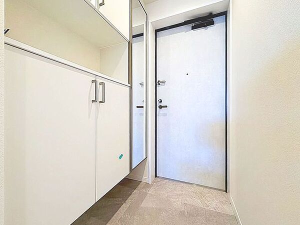 「玄関」家の中でお客様を迎える最初の場所である玄関。豊富な玄関収納で、常に綺麗に保つことが出来ます。