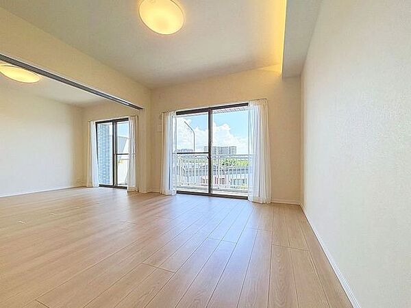 「南西向き。陽当り良好。」大きな窓辺からの日差しが暖かい室内は、自然と住まう人の気分も明るくなり、リビングでの素敵なワンシーンが演出されます。