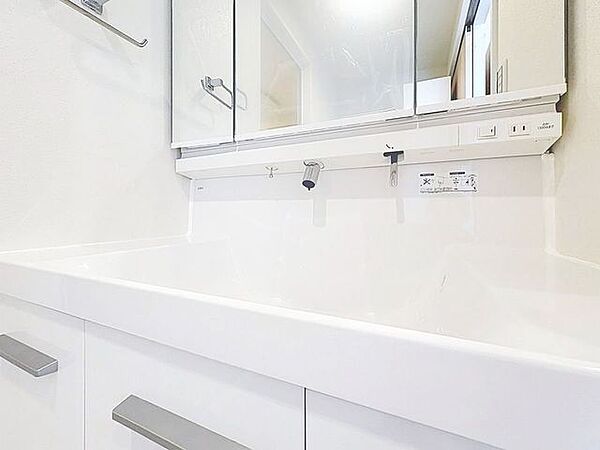 「リフォーム済・洗面台」大きな鏡で朝の準備もばっちり。収納も多く、洗剤など日用品の保管にも便利です。