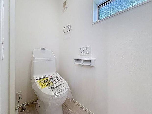 「温水洗浄便座付きトイレ」トイレは快適な温水洗浄便座付です。清潔感のあるホワイトで統一しました。いつも清潔な空間であって頂けるよう配慮された造りです。
