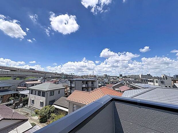 「眺望」穏やかな街並みを一望しながら、爽やかな風と柔らかく降り注ぐ陽光を感じて頂けます。