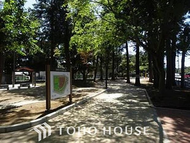 徒歩5分。高根木戸近隣公園 390m