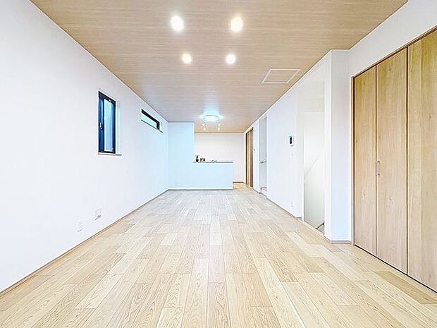 「のんびり過ごせるLDK」朝は爽やかな日差しを浴びながら、家族みんなでおいしい朝食。昼下がりには読書やお昼寝でもしながらのんびりと過ごすひと時。家族が集まる空間を、一番明るい空間に。