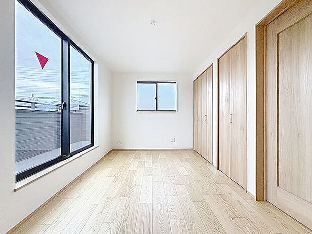 「2面採光の居室」居室に窓が2ヶ所あるので、明るさの確保と、風の通り道ができることで換気のしやすいお家になっています。