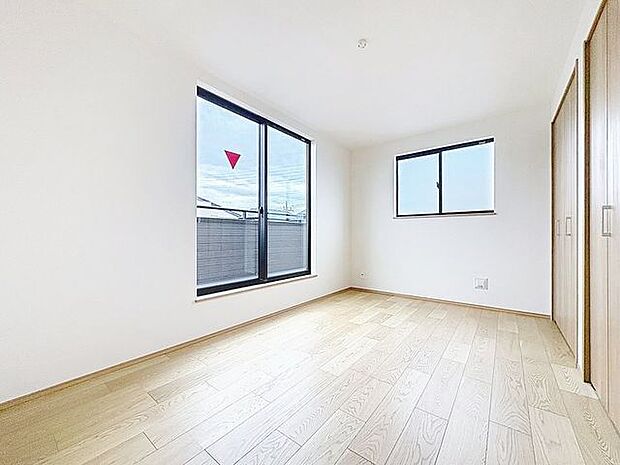 「二面採光・通風良好◎」居室に窓が2ヶ所あるので、明るさの確保と、風の通り道ができることで換気のしやすいお家になっています。