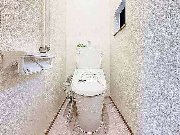 「窓あり×トイレ」水周りはシンプルに清潔感のあるホワイトで統一。換気出来るよう、窓も完備することで、いつも清潔な空間であって頂けるよう配慮しました。