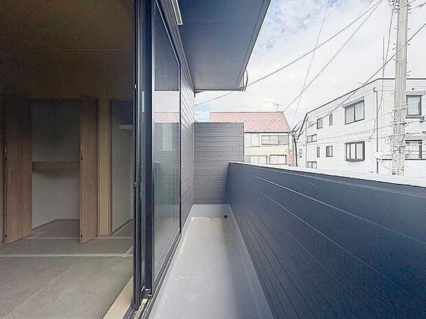 「バルコニー」大きな空に囲まれた気持ちのいい住まい。バルコニーを覗くだけで圧倒的な開放感に包まれます。