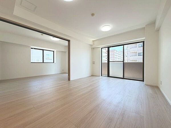 「木のぬくもり感じる優しい雰囲気の空間」ホワイト×ブラウンの一体感ある空間は、シンプルながらも幅広いインテリアにマッチし、自然体で過ごせる心地良さ生み出しています。