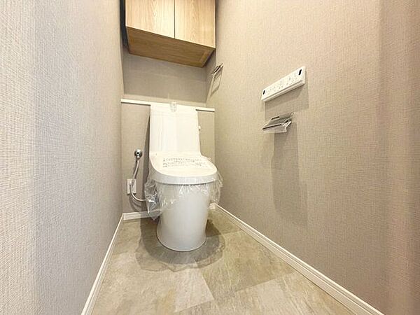 「リフォーム済・トイレ」トイレ関係の設備も一新されています。もちろん温水洗浄機能付き便座です。気になる水周り関係は全て新しくなっていますので、気持ちよく新生活が始められます。