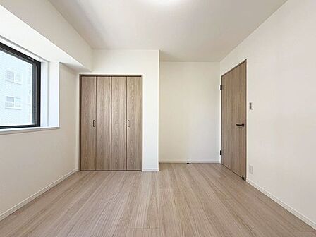 「木のぬくもり感じる優しい雰囲気の空間」ホワイト×ブラウンの一体感ある空間は、シンプルながらも幅広いインテリアにマッチし、自然体で過ごせる心地良さ生み出しています。