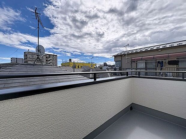 「バルコニー」大きな空に囲まれた気持ちのいい住まい。バルコニーを覗くだけで圧倒的な開放感に包まれます。