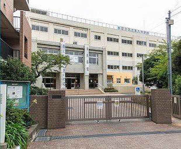 足立区立第九中学校 徒歩11分。 830m