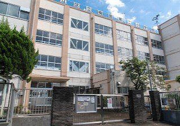足立区立梅島第二小学校 徒歩3分。 180m