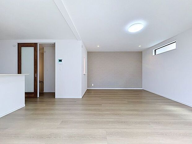 「アクセントクロスを採用した内装」一部グレーベースのクロスがお部屋のアクセントに。統一感もある優しい色合いのリビング空間を演出しています。