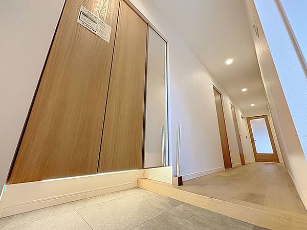 「玄関」家の中でお客様を迎える最初の場所である玄関。豊富な玄関収納で、常に綺麗に保つことが出来ます。