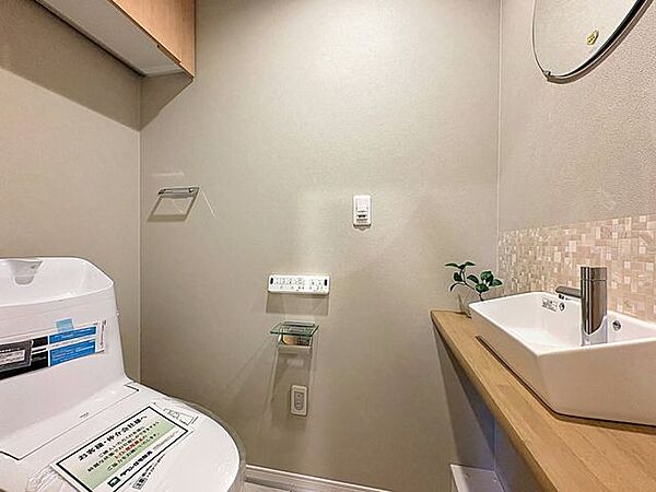 「リフォーム済・トイレ」トイレ関係の設備も一新されています。もちろん温水洗浄機能付き便座です。