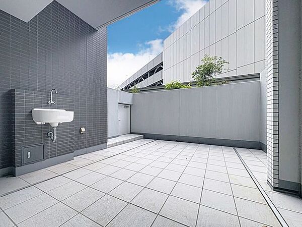 「～テラスある暮らし～」贅沢が実現する住まい。日当たりも良く、家庭菜園や植栽を育てるのに適したお庭はこれからの生活に緑という癒しを与えてくれます。