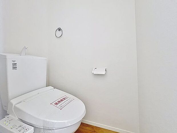 「温水洗浄便座付きトイレ」トイレは快適な温水洗浄便座付です。清潔感のあるホワイトで統一しました。いつも清潔な空間であって頂けるよう配慮された造りです。