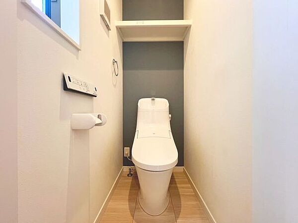 「ウォシュレット機能付き」優れた節水効果や汚れが付きにくい便座など、ほしかった機能が揃ったウォシュレット一体型トイレです。収納に便利な吊戸棚を備え付けています。