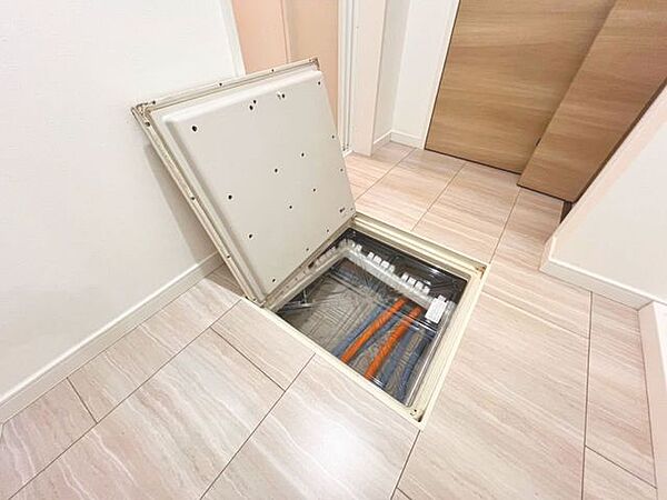 収納の多さも魅力です。使い勝手の良い収納棚を設置しております。居住スペースを充分に確保することができる為、ゆとりある室内で、ゆっくりとご寛ぎいただけます。