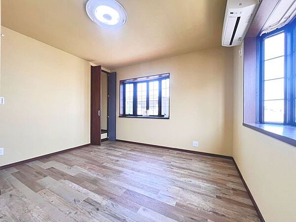「2面採光の居室」居室に窓が2ヶ所あるので、明るさの確保と、風の通り道ができることで換気のしやすいお家になっています。