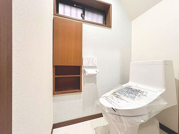 「窓あり×トイレ」水周りはシンプルに清潔感のあるホワイトで統一。換気出来るよう、窓も完備することで、いつも清潔な空間であって頂けるよう配慮しました。