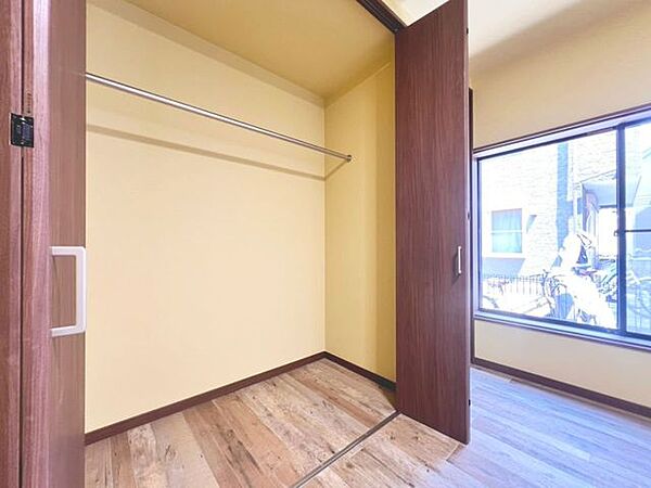 「収納」居室にはクローゼットを完備し、自由度の高い家具の配置が叶うシンプルな空間です。お子様の成長と必要になる子供部屋を与えるにはぴったりの間取りですね。