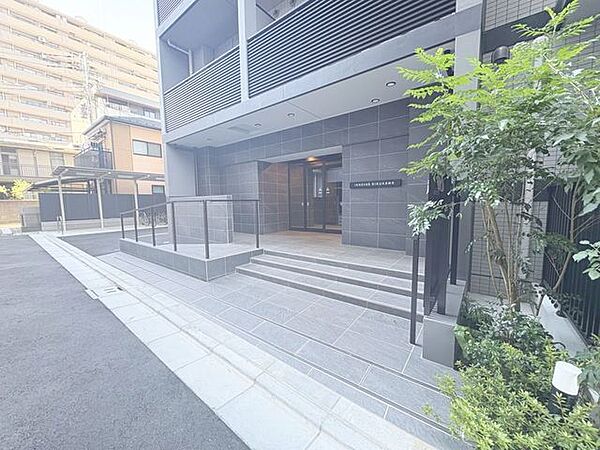 「エントランス入口」植栽もお手入れがしっかりとされており、美しい外観のポイントになっています。